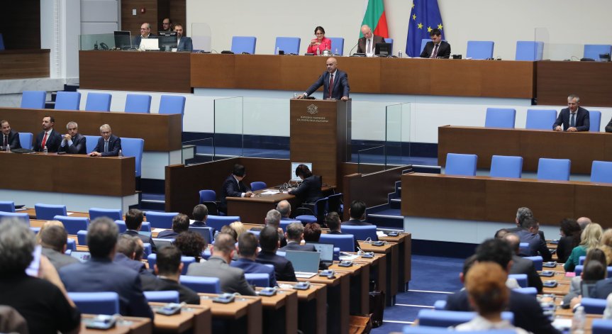 Депутатите избират двамата си представители в Конституционния съд
