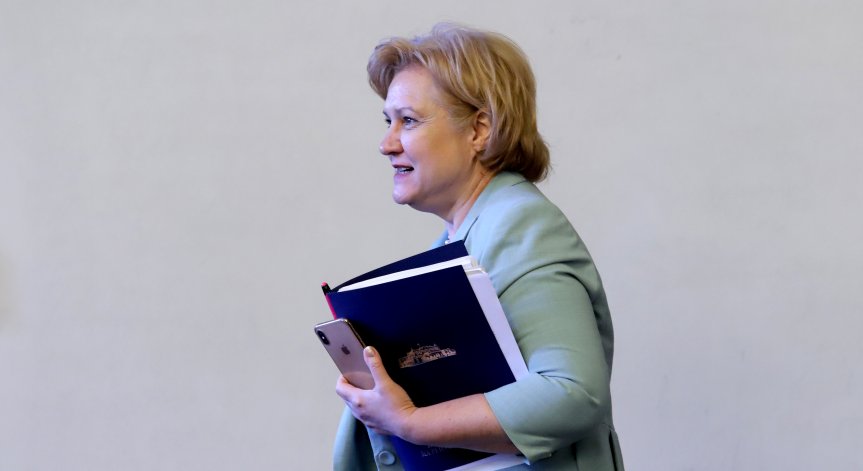 Менда Стоянова и Севдалина Арнаудова: Не сме арестувани, у дома сме си