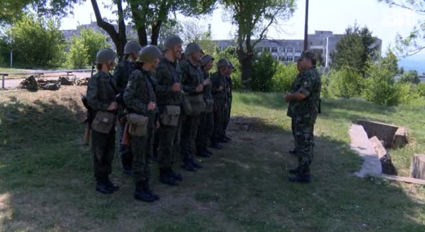Пари за храна за войниците на учения, предлага военният министър
