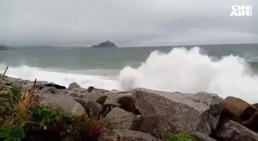 Бурята Елън връхлита Британските острови със страшна сила