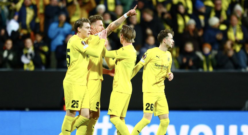 Домакините сякаш поеха контрол рано-рано в срещата, като на два пъти затрудниха стража на португалците Диого Коща.