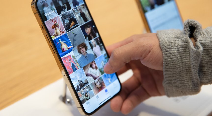 Българите работят 10 пъти повече от швейцарците, за да си купят новия iPhone 13 Pro