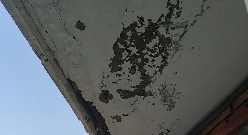 Опасност от падане на панелен парапет на тераса в столичния кв. 