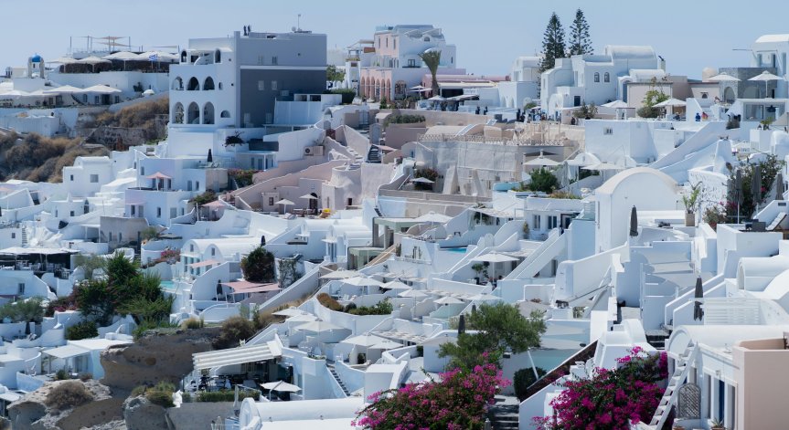 От Airbnb също така заявиха, че се работи с Независимия орган за публични приходи (AADE) от април 2021 г.