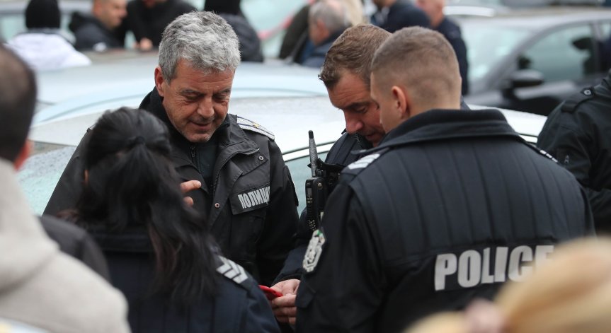 Задържаха перничанин, удрял и се нахвърлил с нож върху съпругата си