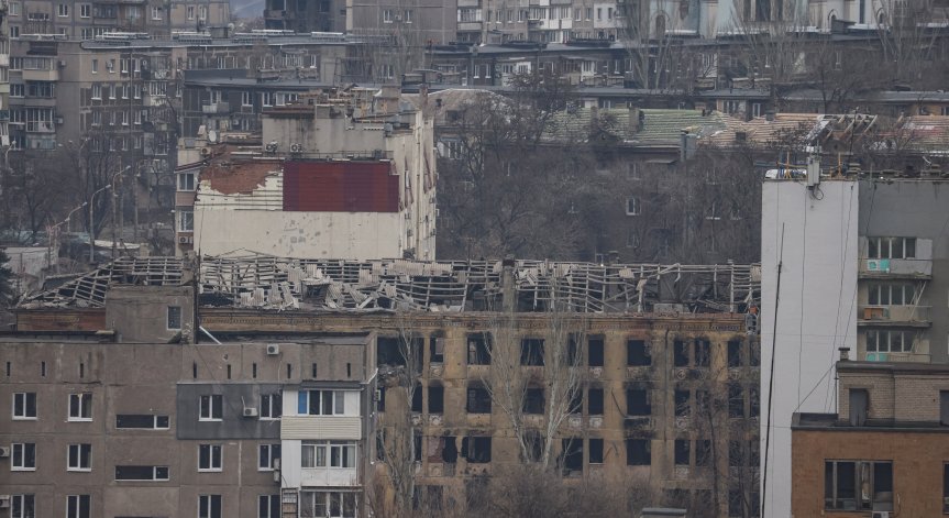 В Мариупол отекват мощни експлозии, руски самолети кръжат над града