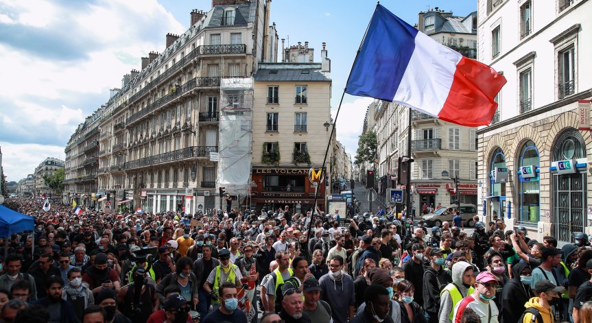 Хиляди на протест във Франция заради Ковид мерките, има ранени полицаи