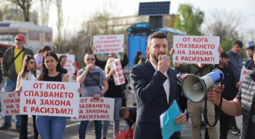 Напрежението в квартала остава високо след последните събития.