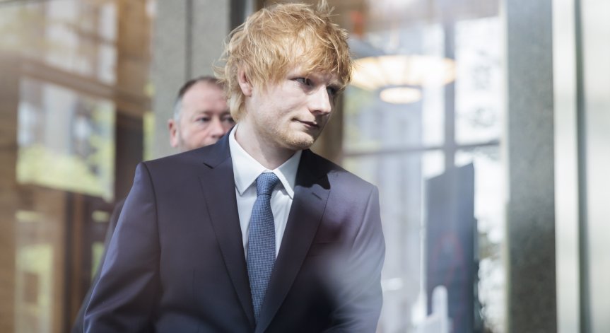 Ед Шийрън пя и свири на китара в съда, за да се защити