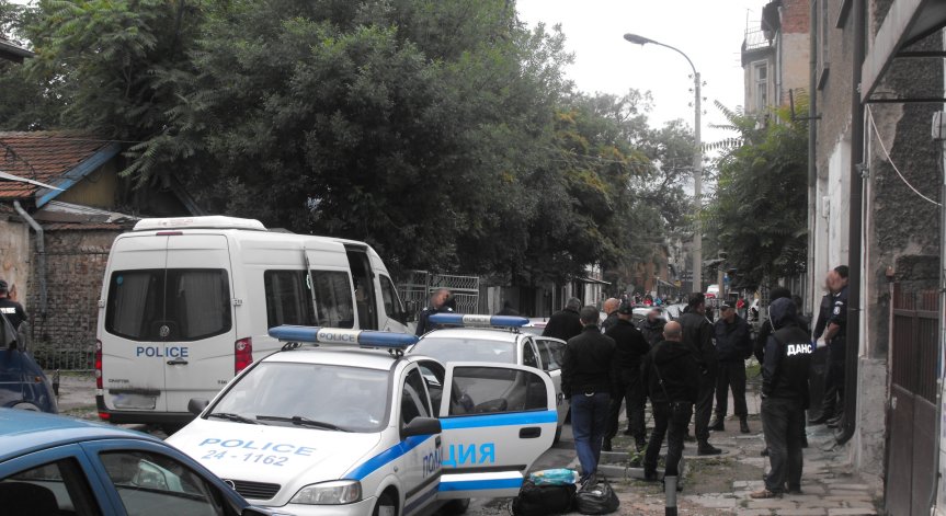 Около 35 лица с чуждестранен произход са задържани при полицейска акция