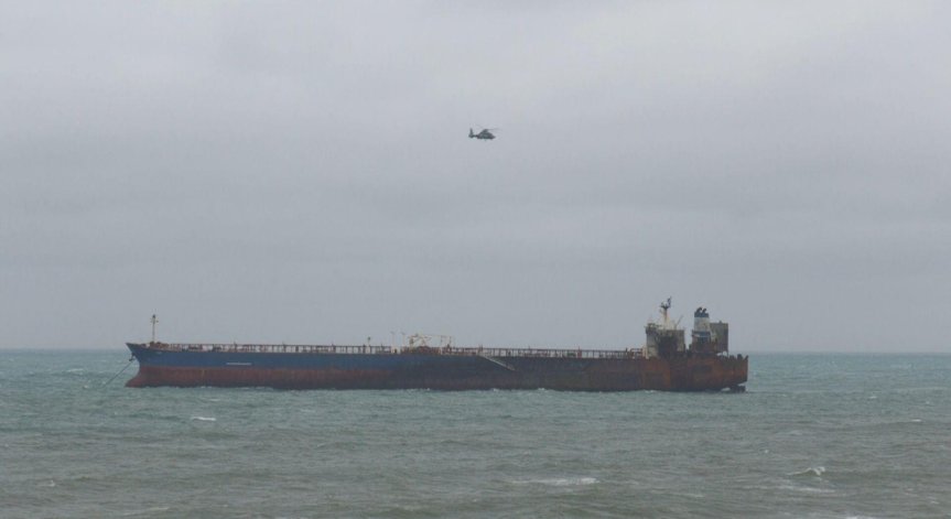 Трима души от екипажа на танкера Kairos са успешно евакуирани