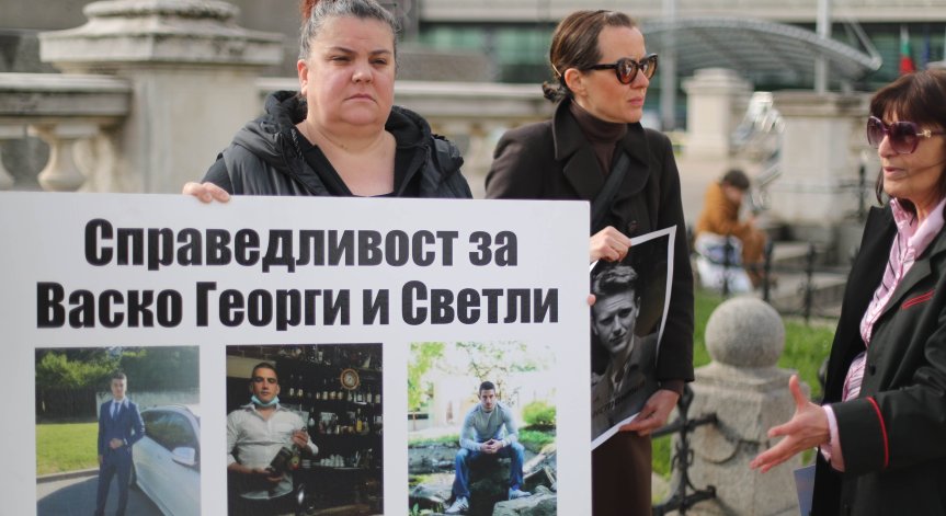 Роднини на загинали в катастрофи блокират кръстовища, настояват за справедливост
