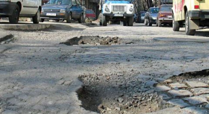 Столична община започна с кърпенето на кварталните улици