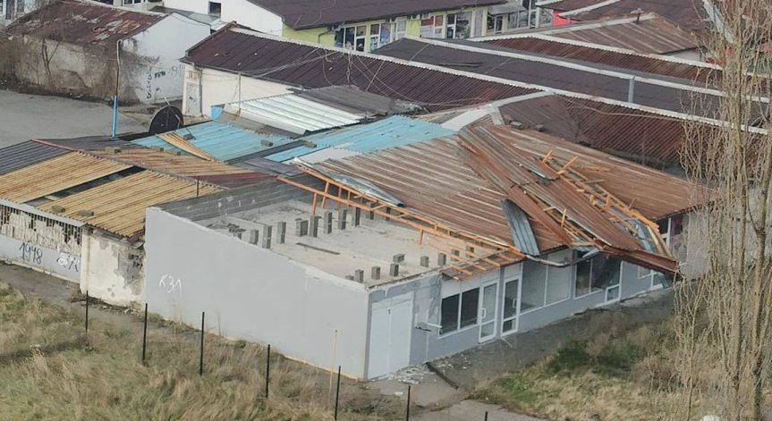 Има и провиснали кабели на интернет доставчици и електроразпределителното дружество 