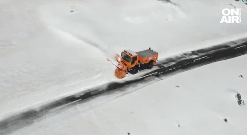 Екстремна пролет: Пет метра сняг натрупа по най-високия път в Румъния