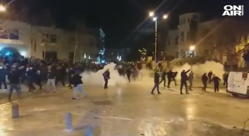 Тирана: Камъни и сълзотворен газ на протест на албанската опозиция