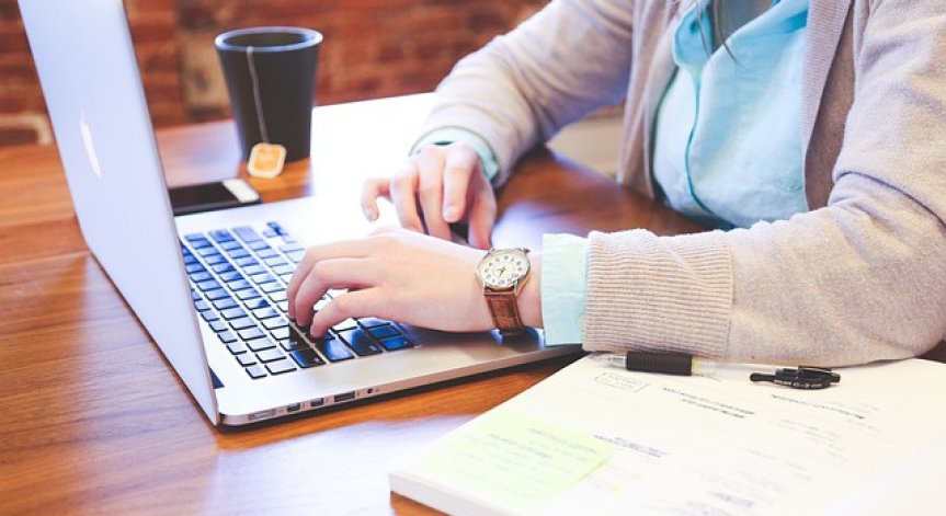 От работа на свободна практика до работа на пълен работен ден: Съвети за адаптация