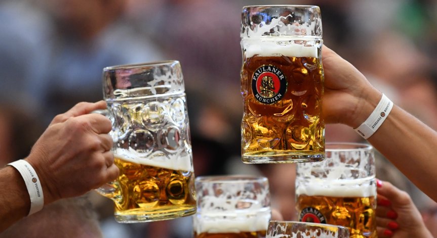 Пивоварна в Англия раздава бира в замяна на дарение за здравната служба