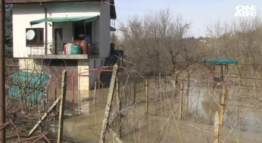 Наводнени имоти заради преляла река в Русенско