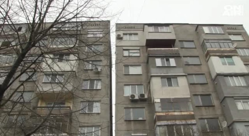Зеещи проходи между блокове в Русе ужасяват жителите