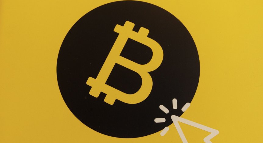 Хванаха семейна двойка, опитала се да изпере биткойни за милиарди долари