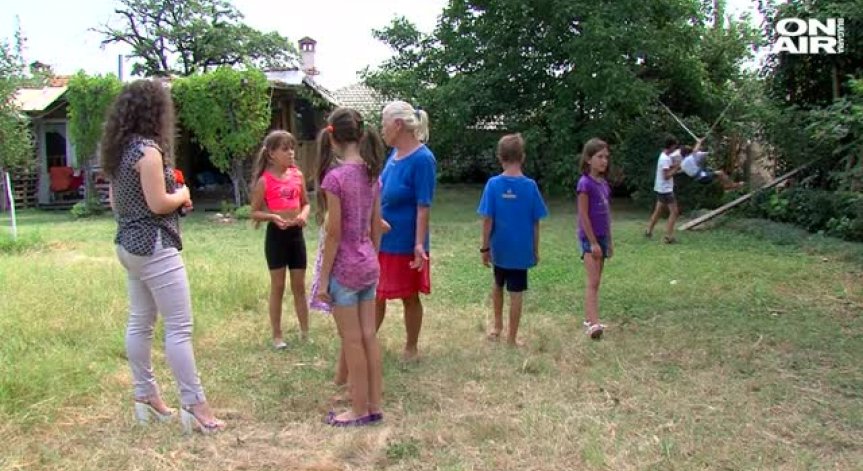 Пожарникар спаси 10 деца край Варвара: Пренесе ги на гръб през реката 