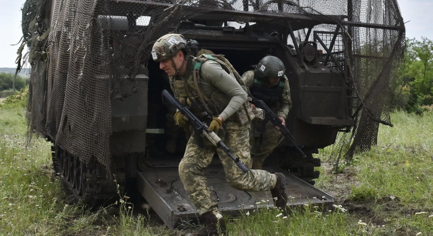 Рафинерията, разположена на около 200 километра от фронтовата линия, служи като стратегически логистичен център за дизелово гориво и авиационен керосин.
