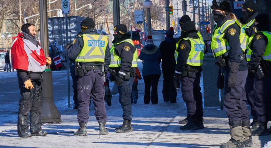 Полицията в Канада арестува лидери на протестиращите шофьори