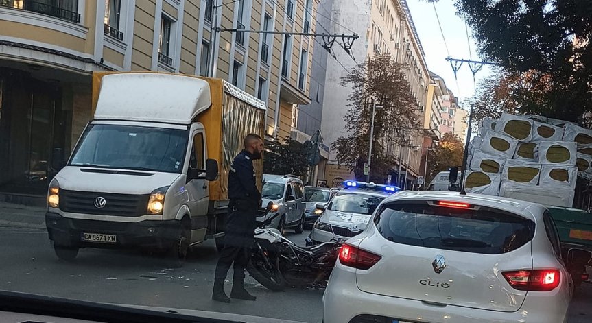 Кола блъсна полицай на мотор в София, откаран е в болница