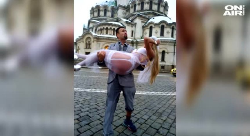 Полугола руса булка се развя пред храм-паметника 