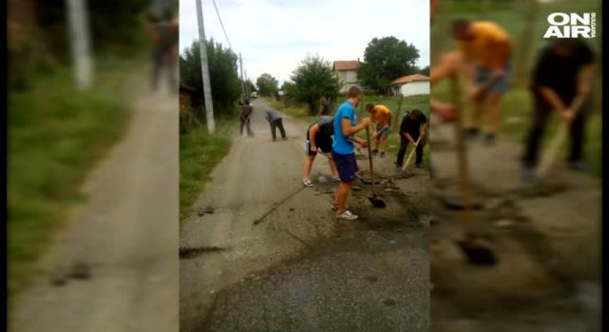 Всеки се спасява както може: Желязово асфалтира само пътя си