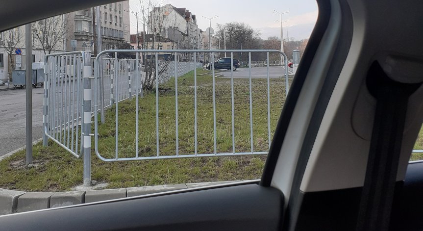 Сигнал: Липса на видимост при обратен завой до метростанция 