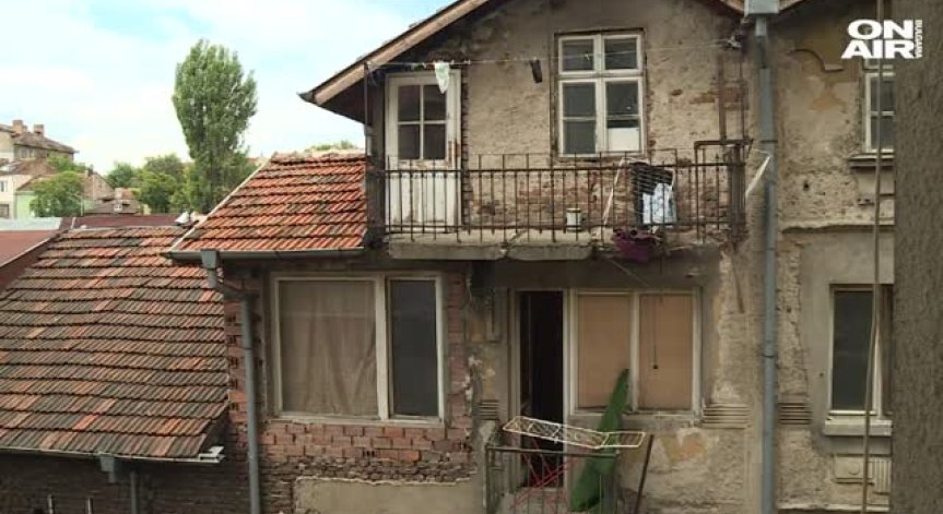 Старата сграда с падащите балкони: Собствениците имат 3 дни да ги обезопасят