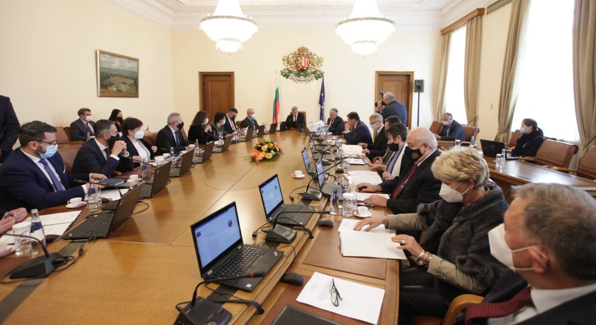 Служебното правителство купува щадящи тестове за учениците от 1 до 4 клас