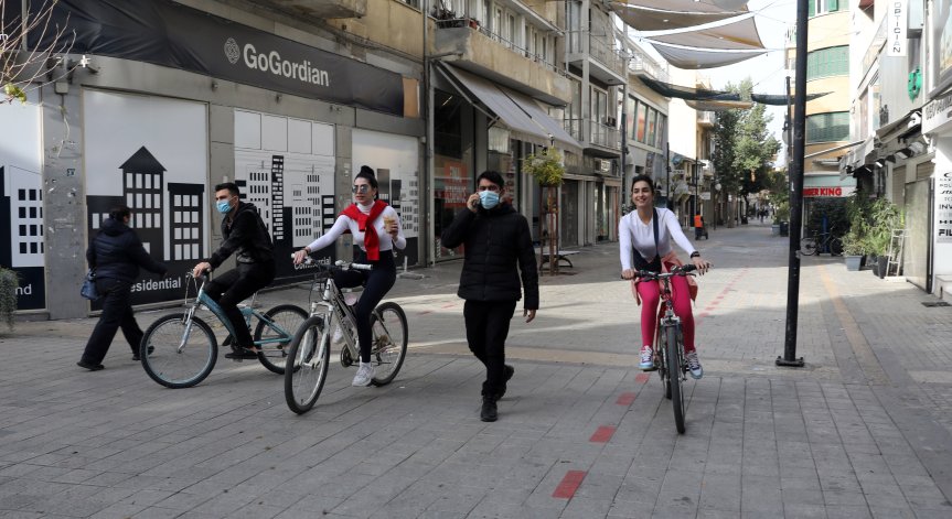 Кипър позволи на неваксинирани тийнейджъри да ходят по заведения