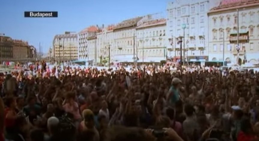 Стотици мигранти протестират в Унгария
