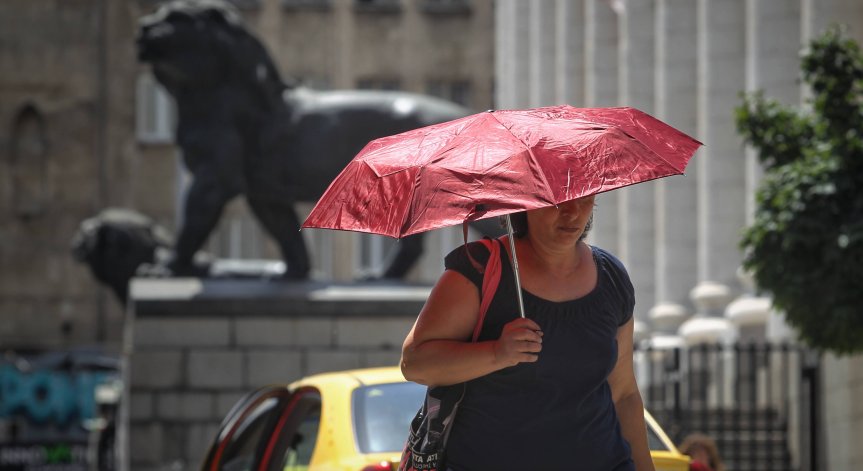 Очаква ни слънчева събота с максимални температури до 32°