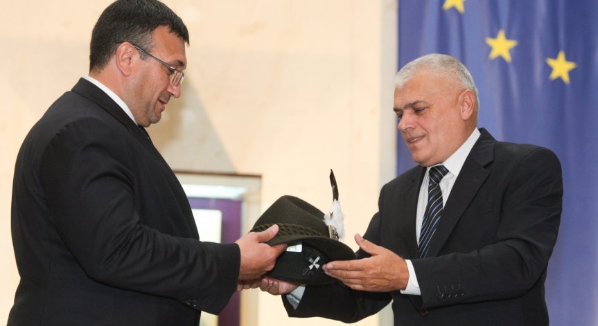 Маринов пое щафетата от Радев, двамата си размениха подаръци