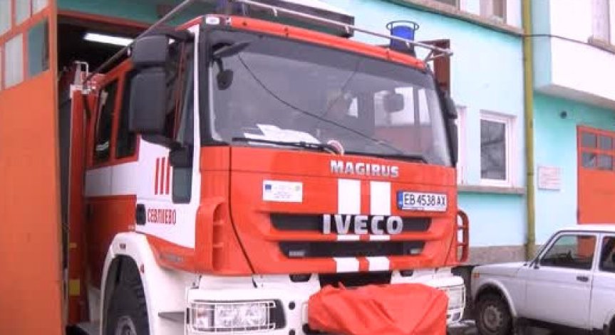 Пожар изпепели 10 коли в бояджийски цех 