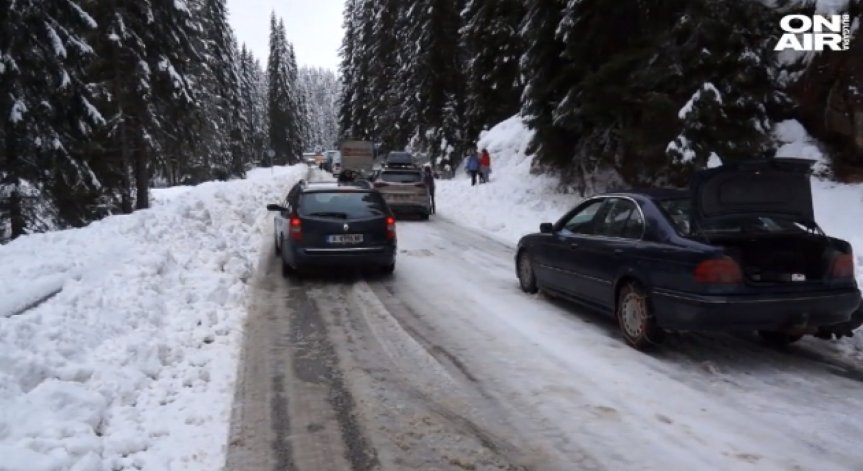 Обилният снеговалеж и силният вятър оставиха без ток села в Ловешко