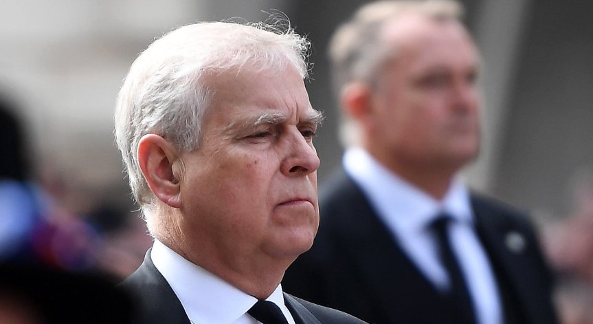 Нова буря в кралското семейство? Обвиненият в изнасилване принц Андрю издава мемоари