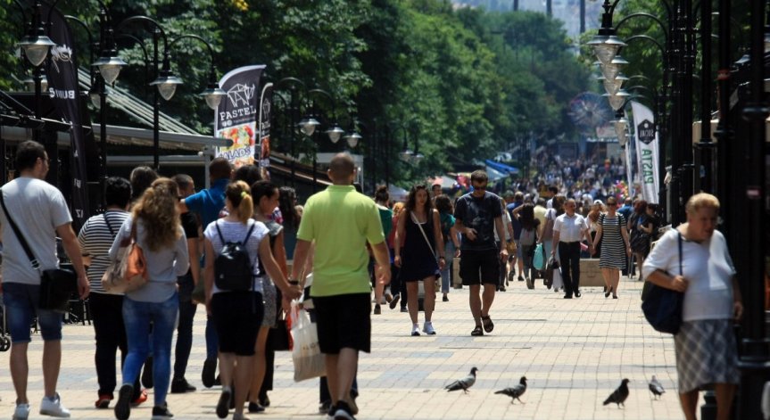 Повече от половината българи се определят като хубави, 72% са доволни от себе си