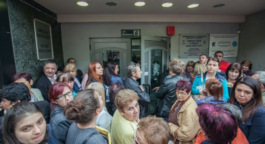 Предадоха изборните протоколи от София-област след убийствено чакане