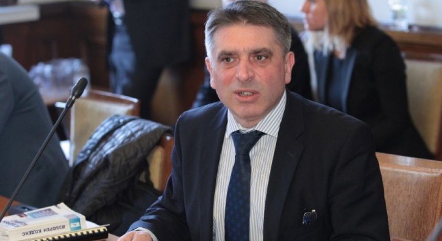 Депутатите ще гласуват оставката на Данаил Кирилов, ако съберат кворум