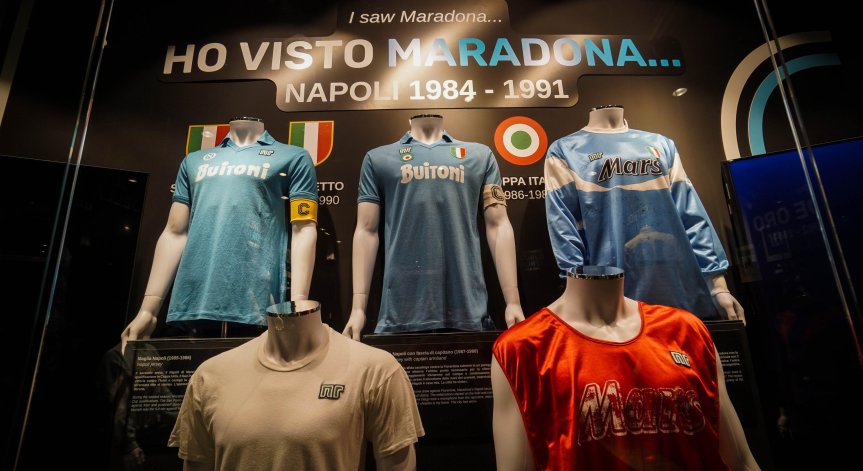 С нея футболистът играе на полуфинала на първенството.