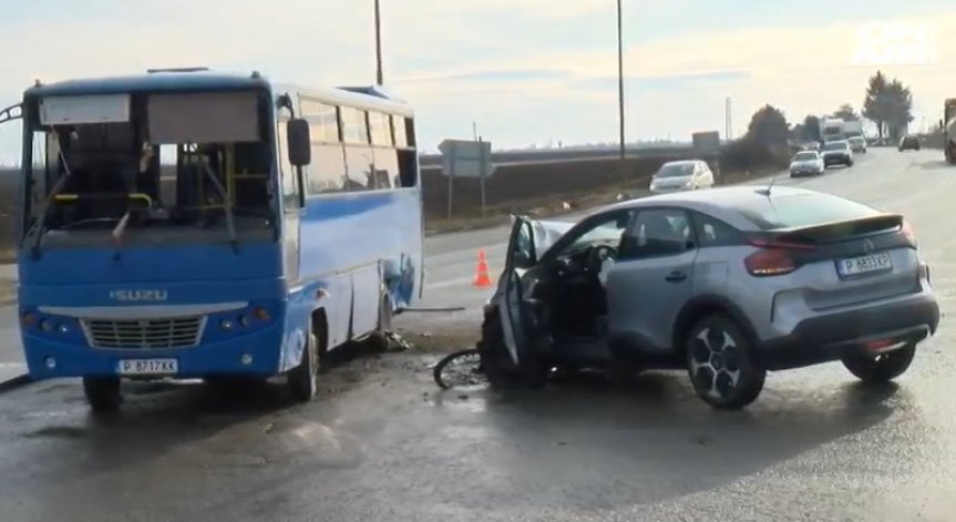 Катастрофа между автобус и кола край Русе, има пострадали