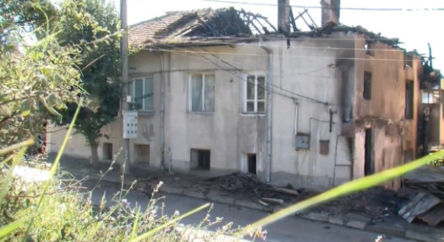 Пожар в къща и гараж в Благоевград, щетите са огромни