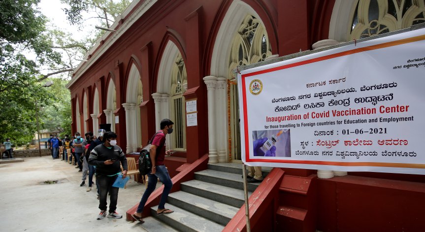 В Индия - премахват частично ограниченията, но се готвят за трета вълна