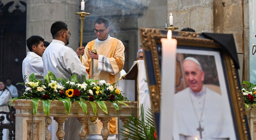 Папа Франциск ще бъде положен в обикновен дървен ковчег.