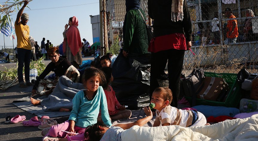 Хиляди бедстват на Лесбос, търсят подслон в канавки и гробища